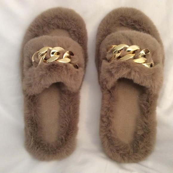 Shoes - Beige Faux Fur fluffy Slippers NWOB with Gold Chain non-slip rubber soles size 7
